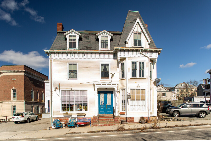 111 Memorial Blvd W, Newport, RI à vendre - Photo du bâtiment - Image 1 de 1