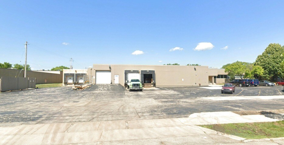 1535 S 101st St, West Allis, WI à vendre - Photo du bâtiment - Image 2 de 12