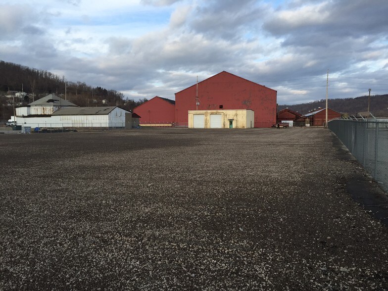 607-611 N 1st St, Martins Ferry, OH à louer - Photo du bâtiment - Image 3 de 5