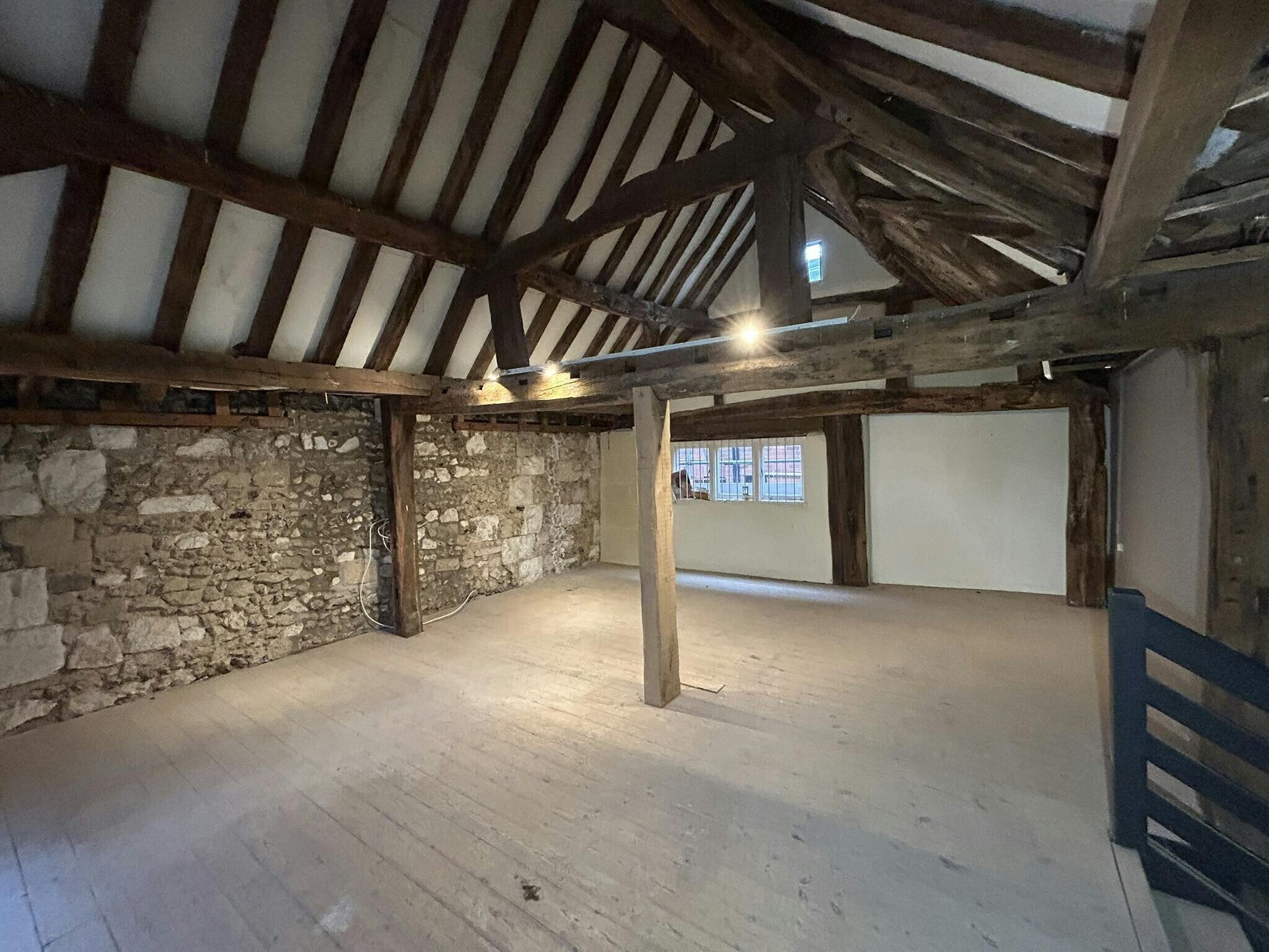 18 The Square, Winchester à louer Photo du bâtiment- Image 1 de 3