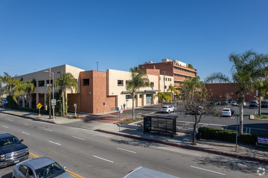 19231 Victory Blvd, Reseda, CA à louer - Photo du bâtiment - Image 3 de 13