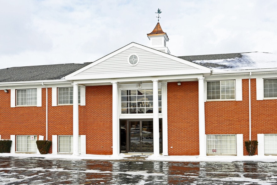 2820 W Maple Rd, Troy, MI for lease - Building Photo - Image 3 of 27