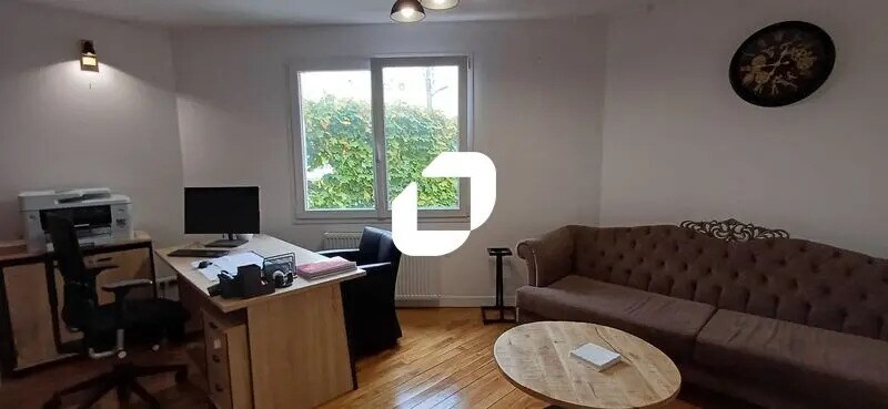Office in Aubergenville for lease Interior Photo- Image 1 of 10