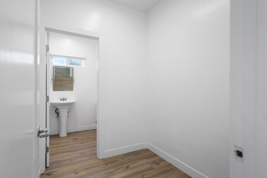 3170 E 11th St, Los Angeles, CA à louer - Photo du bâtiment - Image 3 de 22