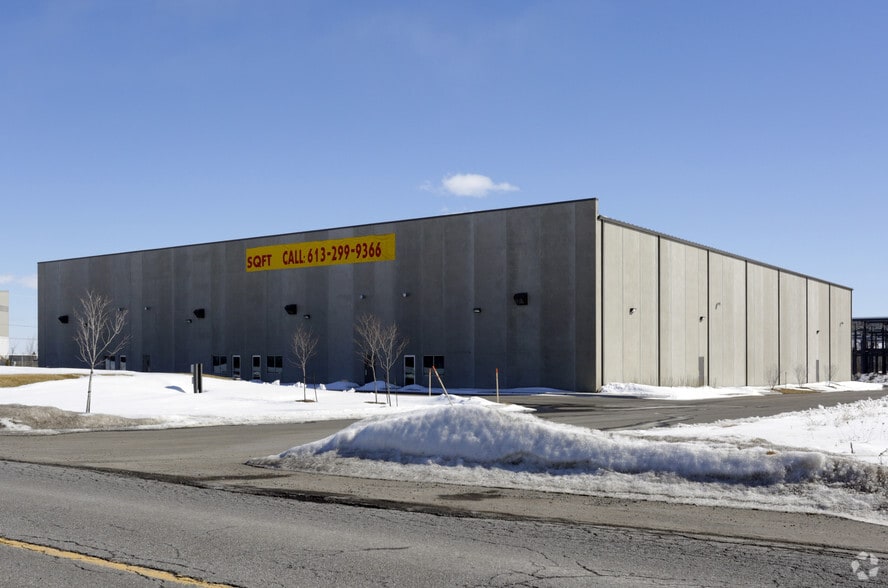 832 Burton Rd, Ottawa, ON for lease - Building Photo - Image 2 of 8