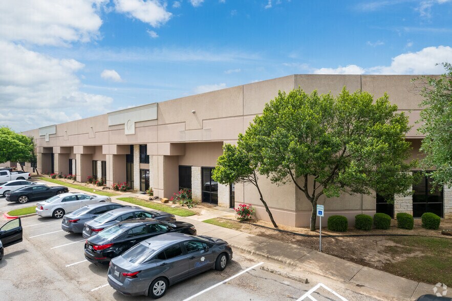 1421 W Wells Branch Pky, Pflugerville, TX à louer - Photo du bâtiment - Image 2 de 6