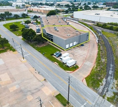 805 W Carrier Pky, Grand Prairie, TX à louer Photo du bâtiment- Image 1 de 9