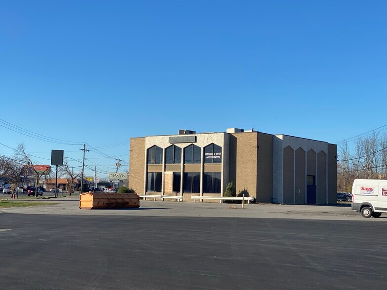 2443 Military Rd, Niagara Falls, NY à vendre - Photo du bâtiment - Image 2 de 11