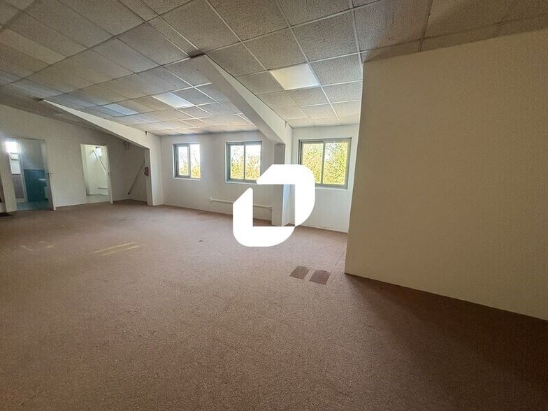 Office in Ormoy for lease - Interior Photo - Image 2 of 11