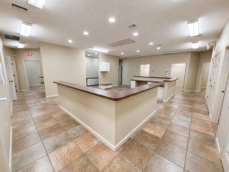 1043 Town Center Dr, Orange City, FL for lease - Building Photo - Image 3 of 8