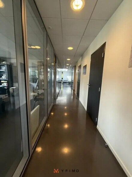 Flex in Élancourt for lease - Interior Photo - Image 3 of 7