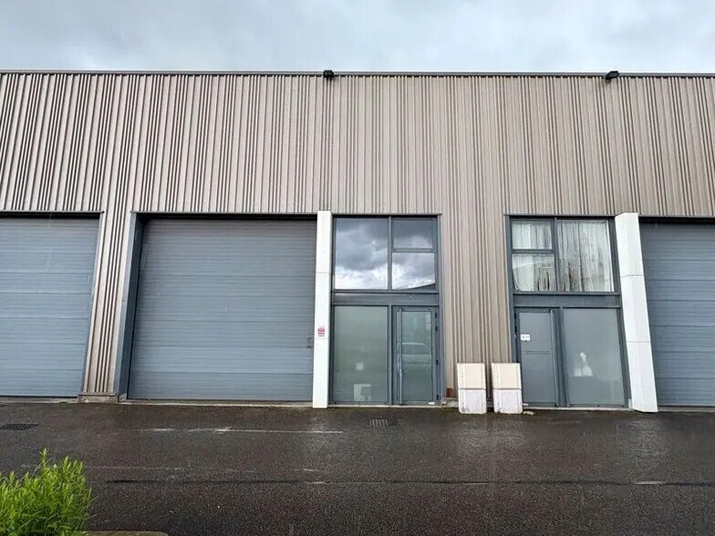 Flex in Saint-Genis-les-Ollières for sale - Building Photo - Image 1 of 4