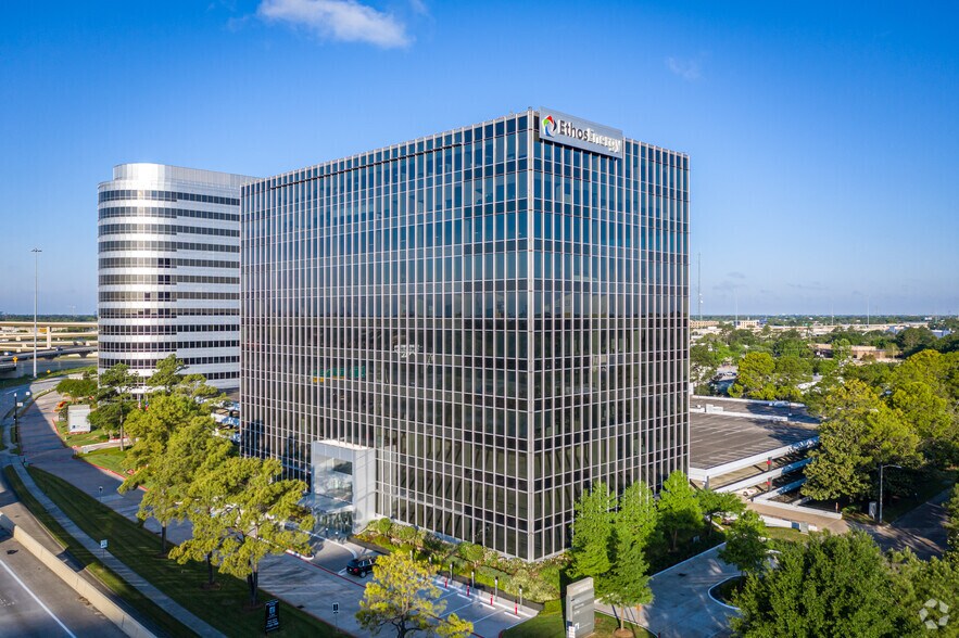 2800 N Loop Fwy W, Houston, TX à louer - Photo du bâtiment - Image 3 de 9