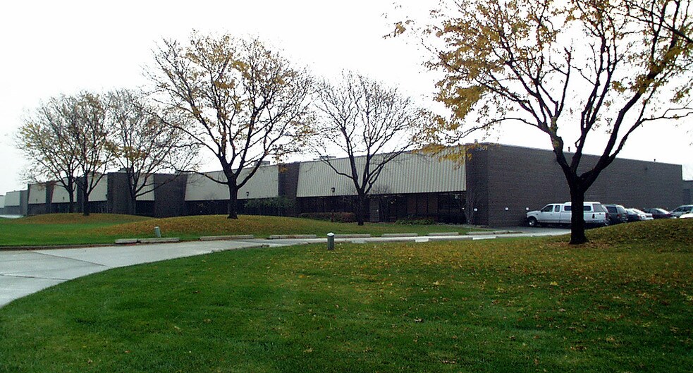 15301 Century Dr, Dearborn, MI à louer - Photo du bâtiment - Image 2 de 3