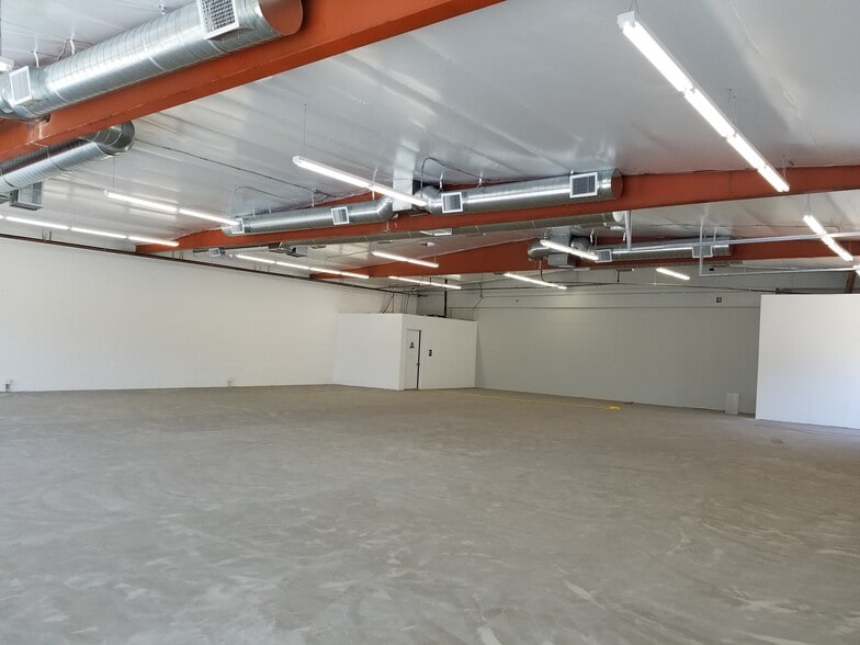 18215-18217 Parthenia St, Northridge, CA for lease - Building Photo - Image 3 of 9