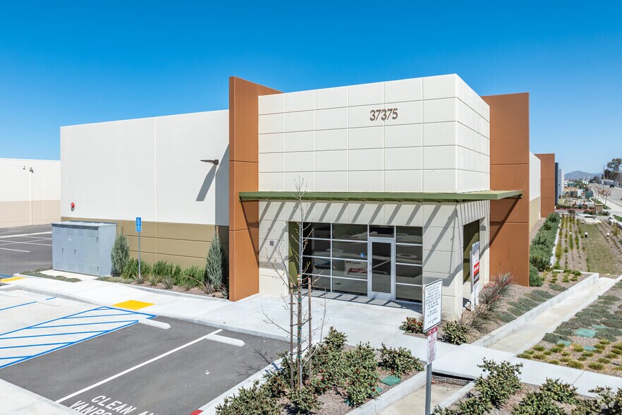 37375 Industry Way, Murrieta, CA à louer - Photo du bâtiment - Image 1 de 7