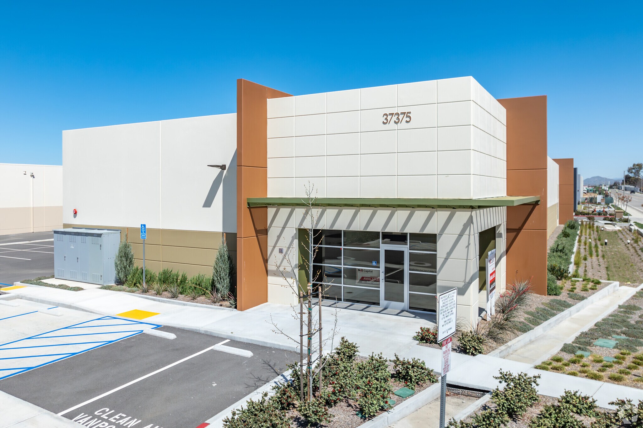 37375 Industry Way, Murrieta, CA à louer Photo du bâtiment- Image 1 de 8