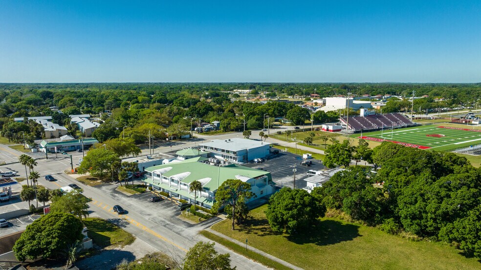 1635 14th Ave, Vero Beach, FL à louer - Photo du bâtiment - Image 3 de 22
