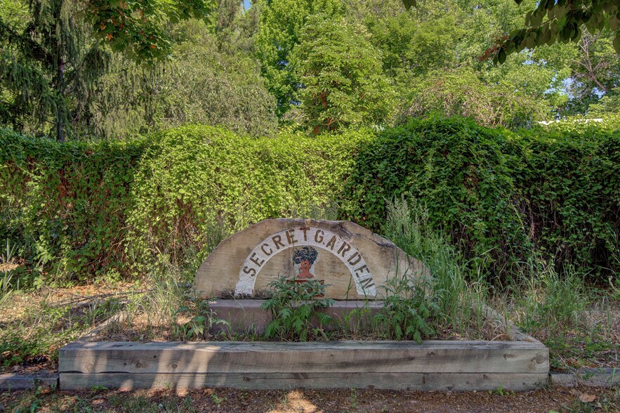 Secret Garden portefeuille de 4 propriétés à vendre sur LoopNet.ca - Photo du bâtiment - Image 2 de 45