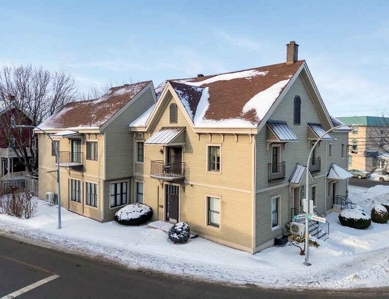 1235 Rue Dessaulles, Saint-Hyacinthe, QC à vendre - Photo du bâtiment - Image 3 de 7