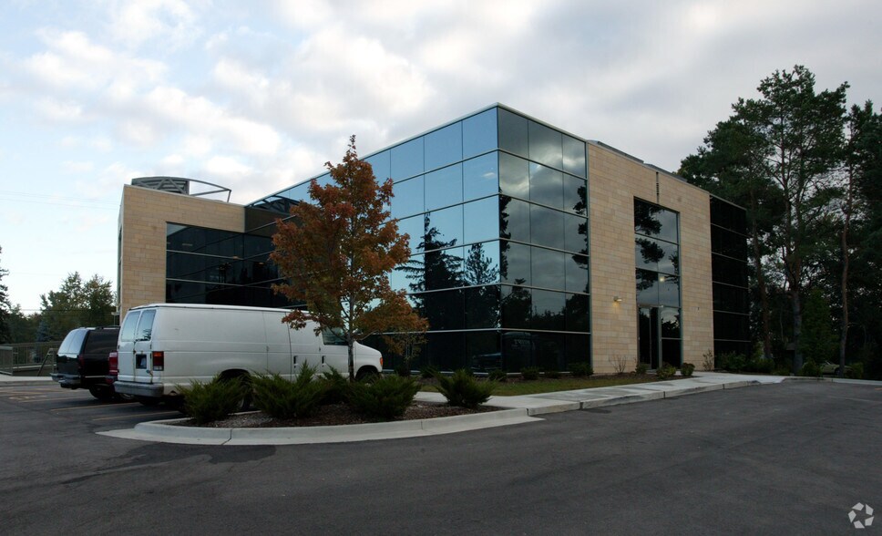 4940 Cascade Rd SE, Grand Rapids, MI à louer - Photo du bâtiment - Image 3 de 15