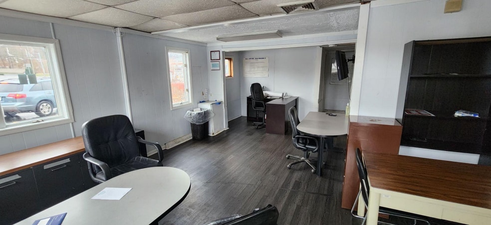 37 Chase Ave, Waterbury, CT for lease - Interior Photo - Image 2 of 10