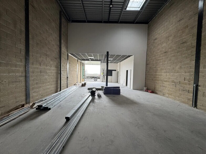 Flex in Hérouville-en-Vexin for lease - Interior Photo - Image 3 of 13