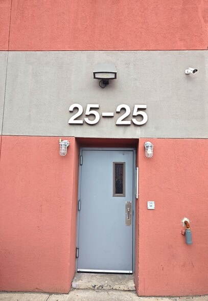 25-25 Borden Ave, Long Island City, NY for lease - Building Photo - Image 3 of 4