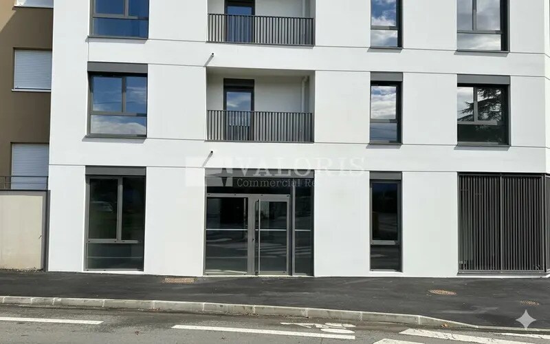 Retail in Écully for lease - Building Photo - Image 1 of 6