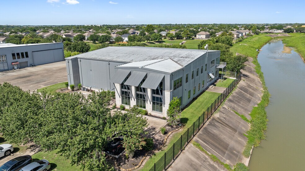 18000 Groeschke Rd, Houston, TX à louer - Photo du bâtiment - Image 2 de 45