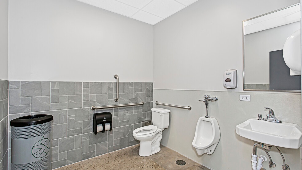 1657 N Kostner Ave, Chicago, IL for lease - Building Photo - Image 3 of 35