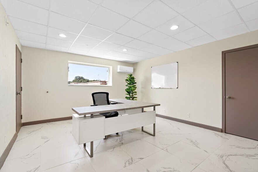 200 N San Jacinto St, Whitney, TX à louer - Photo du bâtiment - Image 1 de 22