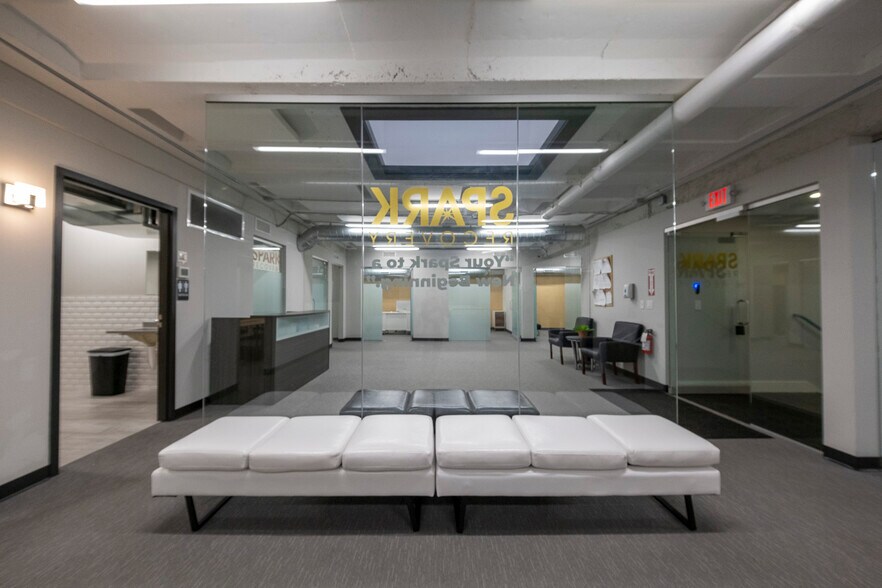 2375 W University Ave, Saint Paul, MN à louer - Photo du bâtiment - Image 3 de 14