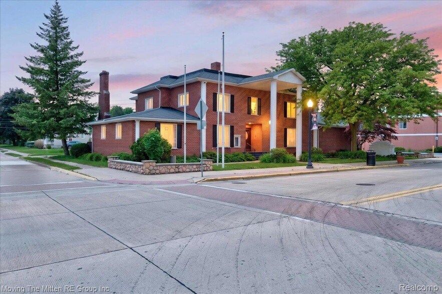 209 N Main St, Belleville, MI à vendre - Photo du bâtiment - Image 1 de 68