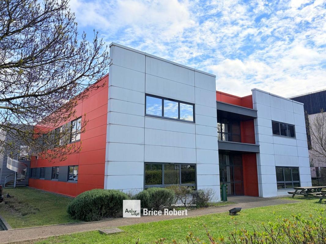 Flex in Saint Priest for lease Building Photo- Image 1 of 11