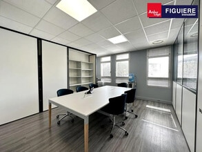 425 Rue René Descartes, Aix-en-Provence à louer Photo du bâtiment- Image 2 de 7