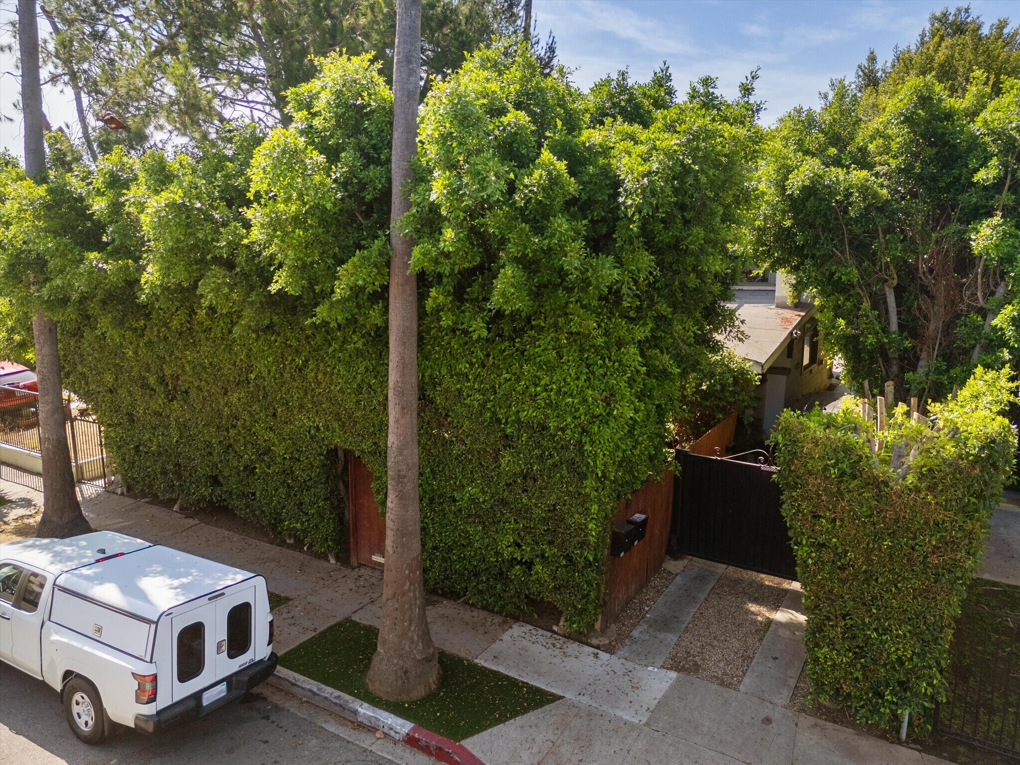 5742 La Mirada Ave, Los Angeles, CA à vendre Photo du bâtiment- Image 1 de 13