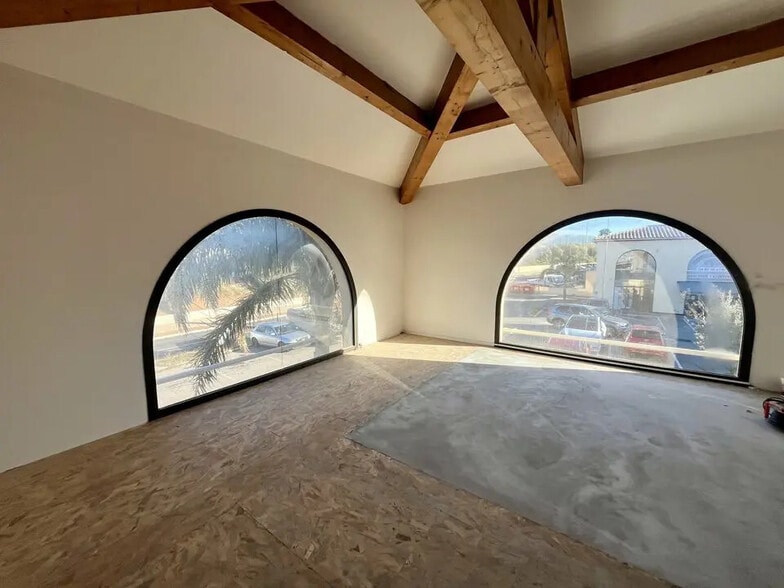 Commerce de détail dans Ollioules à louer - Photo du bâtiment - Image 2 de 6