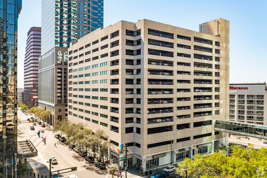 203 N Ashley Dr, Tampa, FL à louer - Photo du bâtiment - Image 3 de 8