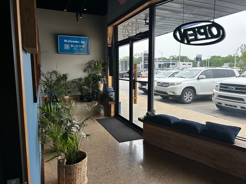 4114-4120 W Stadium Dr, Kalamazoo, MI à vendre - Photo du bâtiment - Image 2 de 18