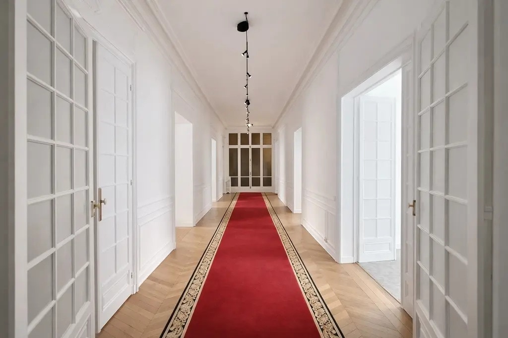 Office in Paris for lease Interior Photo- Image 1 of 9