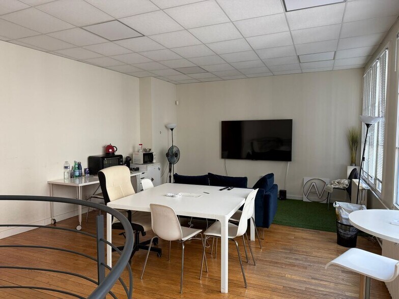 84 Rue D'Hauteville, Paris for lease - Interior Photo - Image 2 of 7