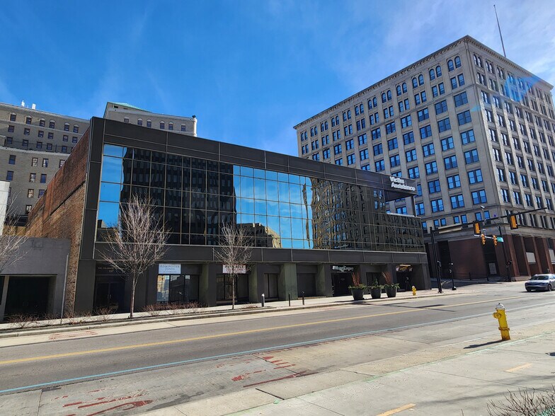 137-147 S Main St, Akron, OH à louer - Photo du bâtiment - Image 2 de 5