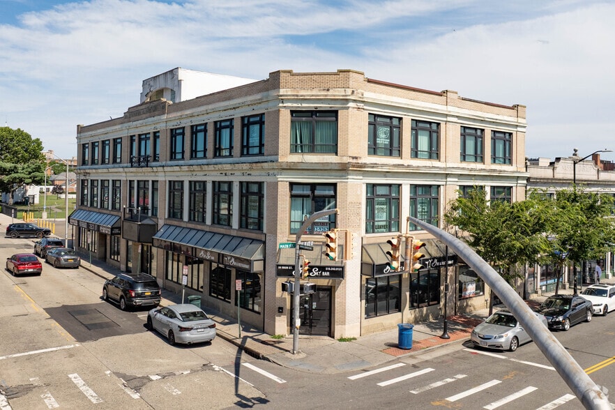 82-84 Main St, Hempstead, NY for lease - Building Photo - Image 2 of 6