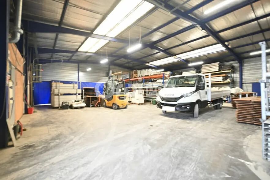 Flex in Grenay for lease - Interior Photo - Image 1 of 18