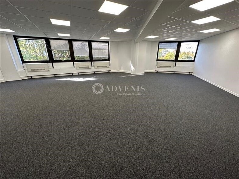 Office in Lognes for lease - Building Photo - Image 2 of 8