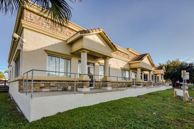 More details for 4811 W Gandy Blvd, Tampa, FL - Retail for Lease