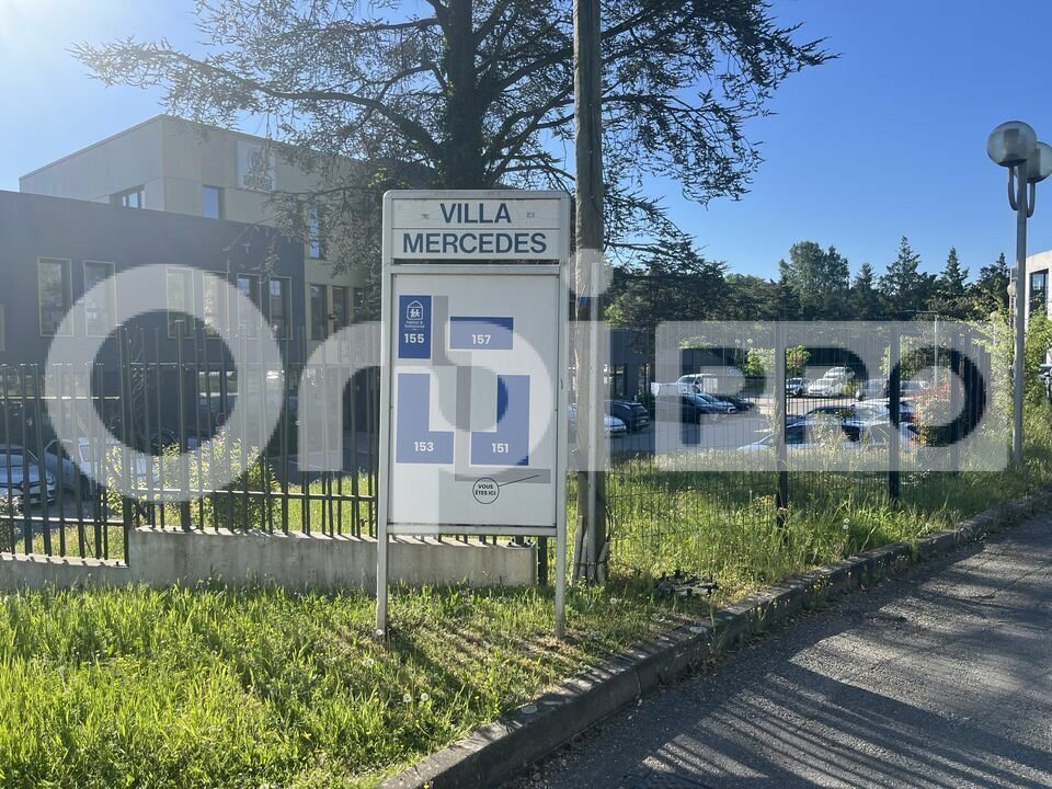 Office in Saint-Genis-Laval for sale Building Photo- Image 1 of 11