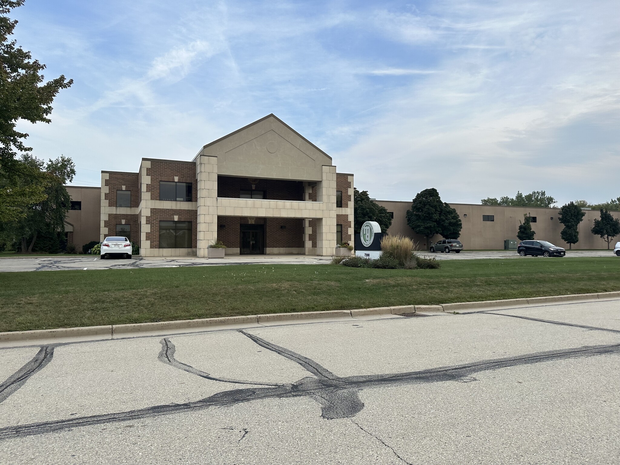 7200 S 1st St, Oak Creek, WI for lease Primary Photo- Image 1 of 11