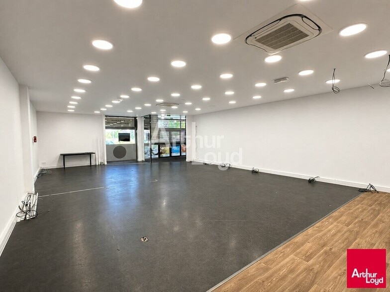 Retail in La Mézière for lease - Interior Photo - Image 2 of 4